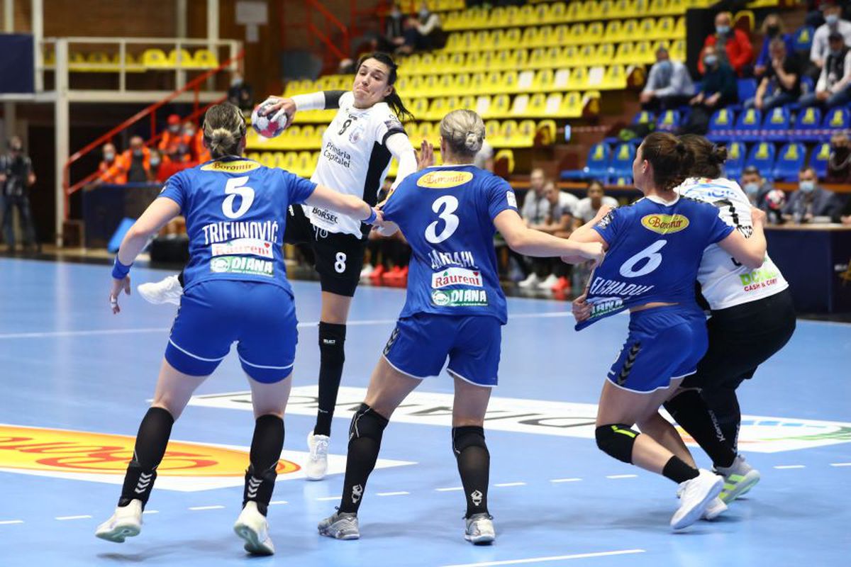 Cronica meciului SCM Rm. Vâlcea - CSM București 24-33. CSM cu mult peste Vâlcea: calitatea jucătoarelor face diferența » Vâlcea, ca un boxer numărat în picioare!