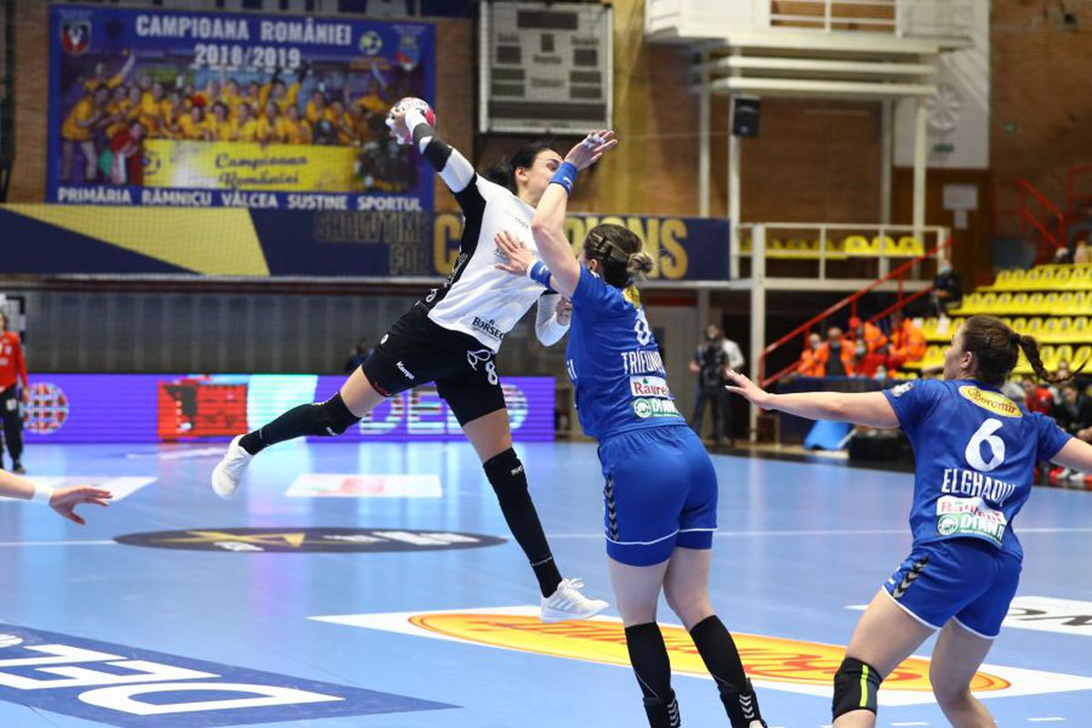 Cronica meciului SCM Rm. Vâlcea - CSM București 24-33. CSM cu mult peste Vâlcea: calitatea jucătoarelor face diferența » Vâlcea, ca un boxer numărat în picioare!