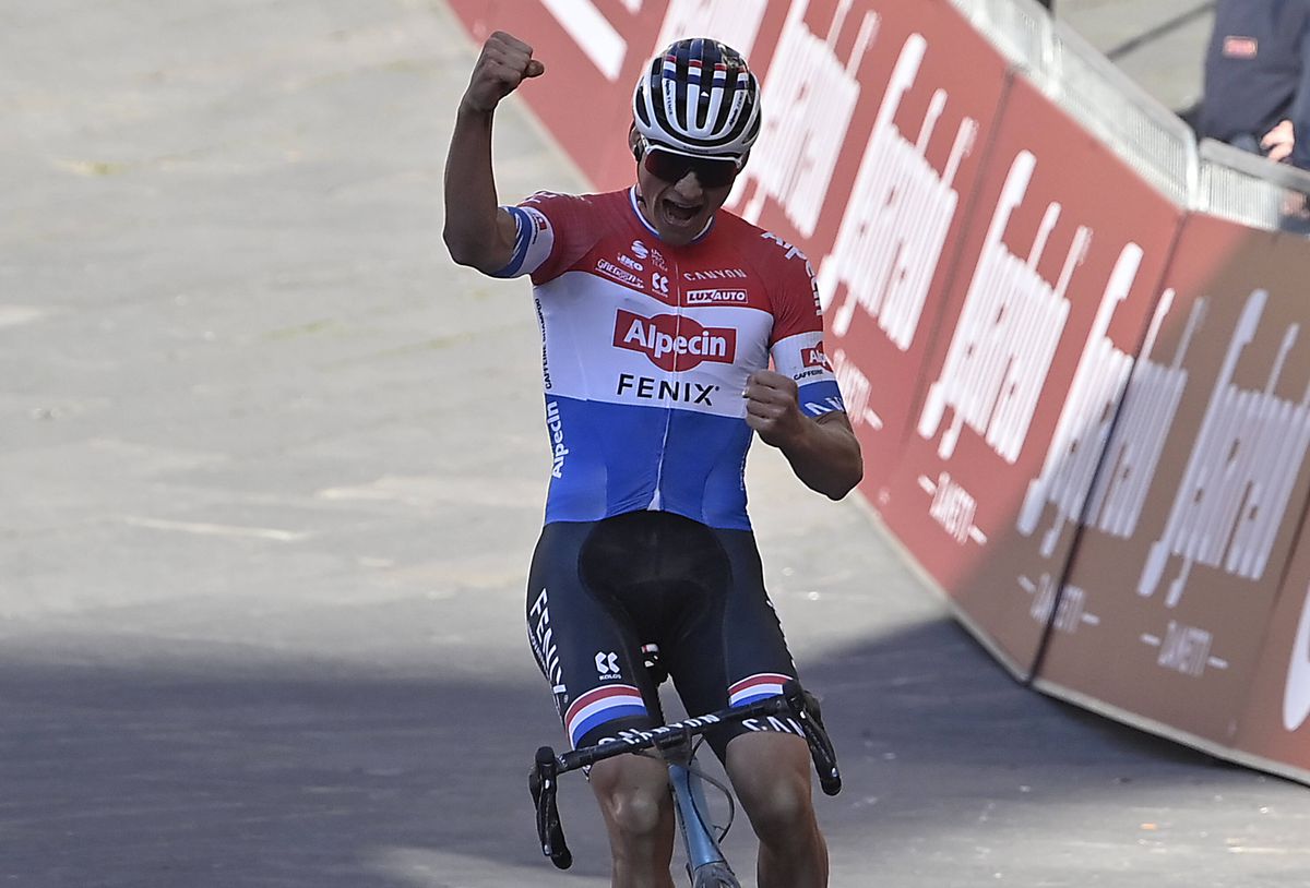 Mathieu van der Poel a câștigat Strade Bianche 2021 cu un atac monstruos în fața lui Julian Alaphilippe