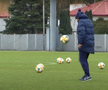 Mircea Lucescu, 75 de ani, antrenorul celor de la Dinamo Kiev, a „arestat” balonul la unul dintre antrenamentele ucrainenilor.