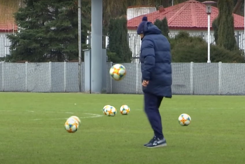 Mircea Lucescu, 75 de ani, antrenorul celor de la Dinamo Kiev, a „arestat” balonul la unul dintre antrenamentele ucrainenilor.
