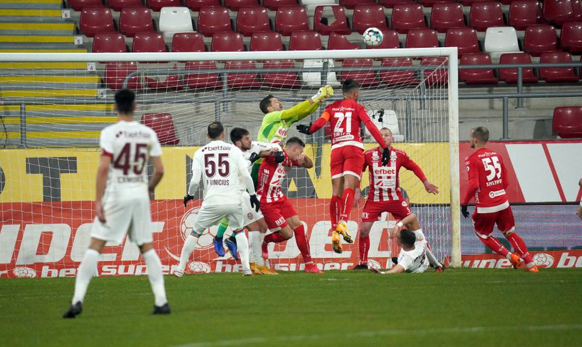 VIDEO Adrian Petre, „blocat” și la UTA! Ratare uriașă în meciul cu CFR Cluj: finalizare lamentabilă cu poarta goală în față