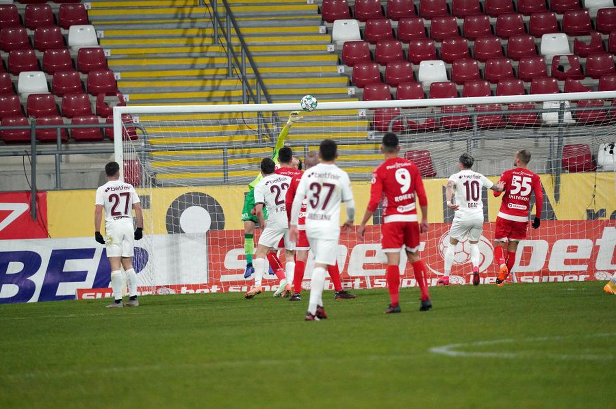 VIDEO Adrian Petre, „blocat” și la UTA! Ratare uriașă în meciul cu CFR Cluj: finalizare lamentabilă cu poarta goală în față