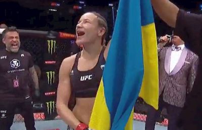 Lacrimile unei ucrainience după ce și-a zdrobit adversara: „Glorie Ucrainei, glorie eroilor!”