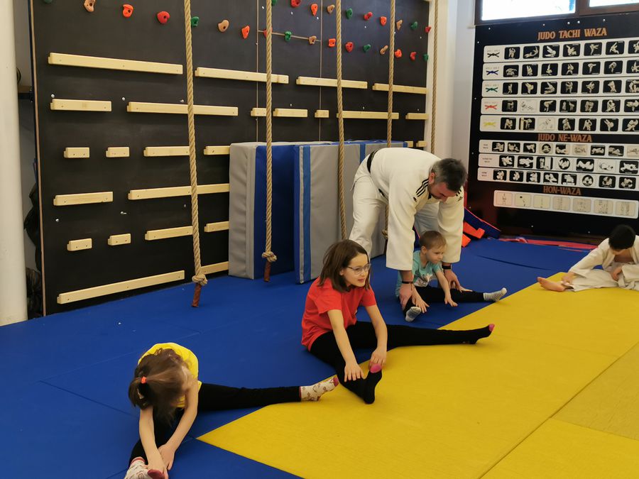 Terapie prin judo » Copiii ucraineni refugiați la Constanța sunt ajutați să uite de războiul din țara lor prin sport