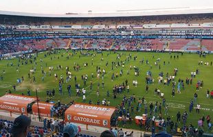 Oroare în Mexic! „Ciocnirea” violentă a ultrașilor a cuprins tot stadionul » Se vorbește de 17 morți!