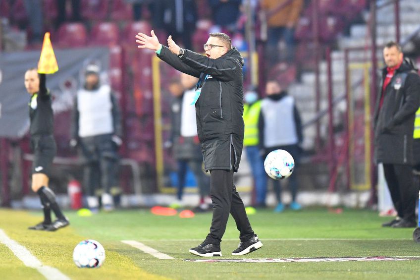 CFR Cluj a câștigat categoric meciul cu Dinamo, scor 4-1, și va intra în play-off de pe primul loc, cu 38 de puncte. Flavius Stoican (45 de ani), antrenorul „câinilor”, spune că eliminarea lui Steliano Filip a decis partida.