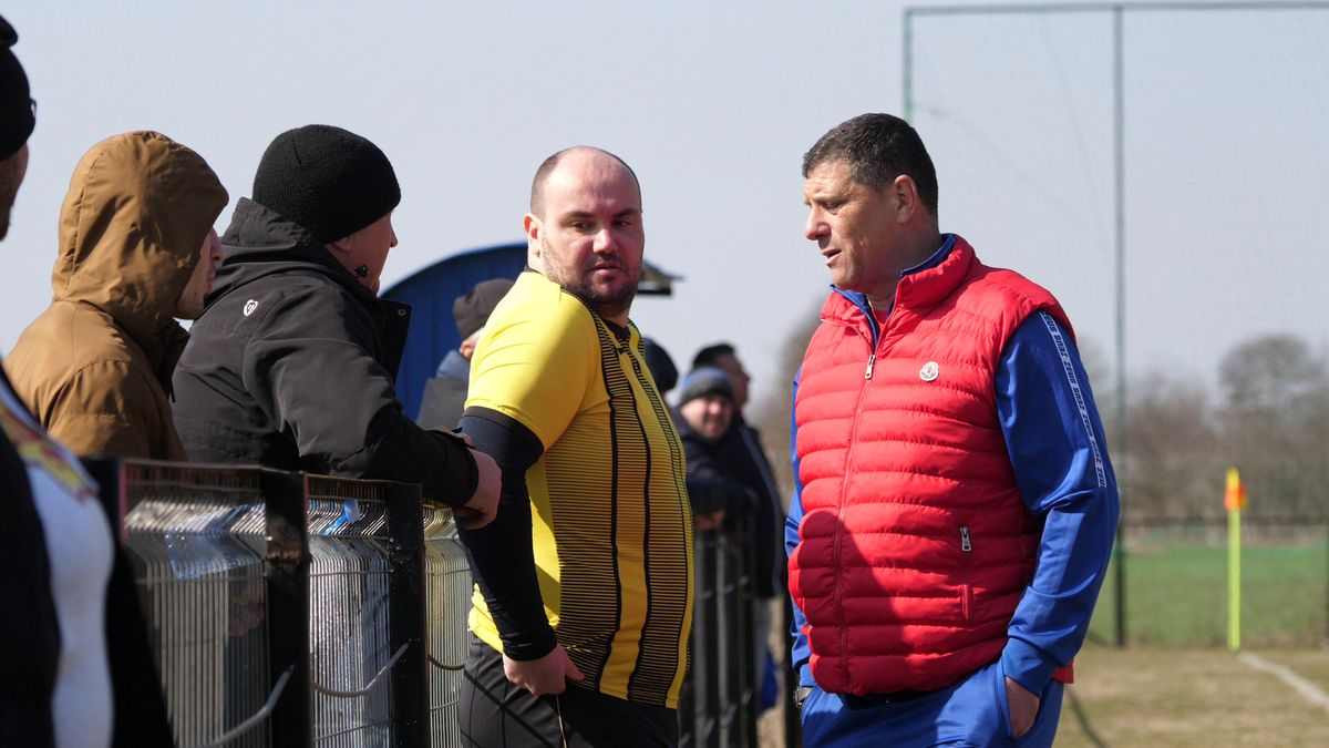 Reportaj savuros din fotbalul foarte mic, la Puchenii Mari - Cocorăștii Colț » „A fost porcu' gras, d-aia avem numai rotofei în echipă! Sunt campion mondial la pahare, țuica mea e vitamină curată”