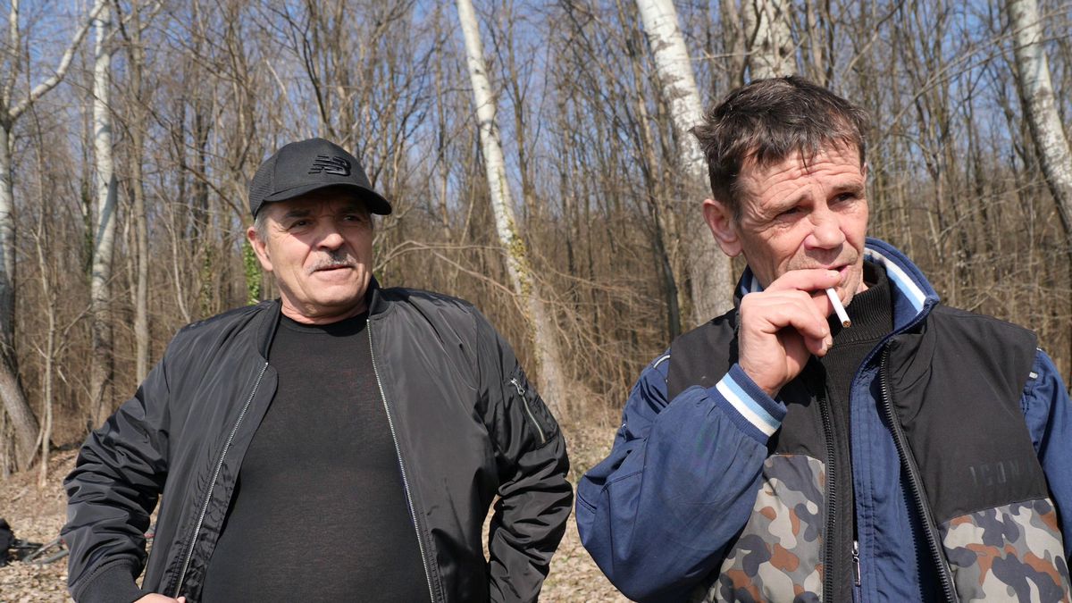 Reportaj savuros din fotbalul foarte mic, la Puchenii Mari - Cocorăștii Colț » „A fost porcu' gras, d-aia avem numai rotofei în echipă! Sunt campion mondial la pahare, țuica mea e vitamină curată”