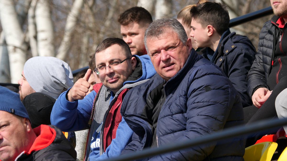 Reportaj savuros din fotbalul foarte mic, la Puchenii Mari - Cocorăștii Colț » „A fost porcu' gras, d-aia avem numai rotofei în echipă! Sunt campion mondial la pahare, țuica mea e vitamină curată”