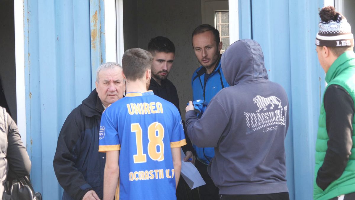 Reportaj savuros din fotbalul foarte mic, la Puchenii Mari - Cocorăștii Colț » „A fost porcu' gras, d-aia avem numai rotofei în echipă! Sunt campion mondial la pahare, țuica mea e vitamină curată”