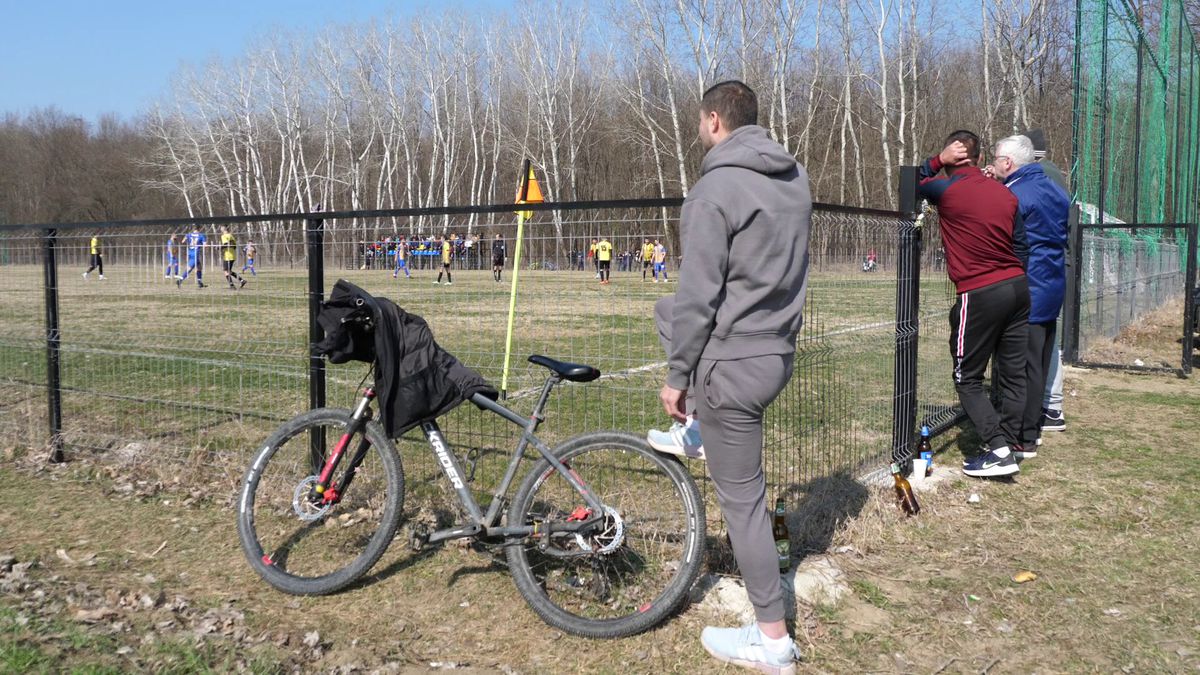 Reportaj savuros din fotbalul foarte mic, la Puchenii Mari - Cocorăștii Colț » „A fost porcu' gras, d-aia avem numai rotofei în echipă! Sunt campion mondial la pahare, țuica mea e vitamină curată”