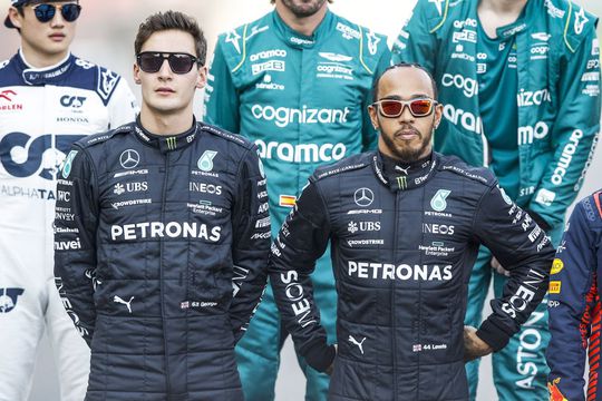 George Russell, în stânga, lângă Lewis Hamilton // foto: Imago Images