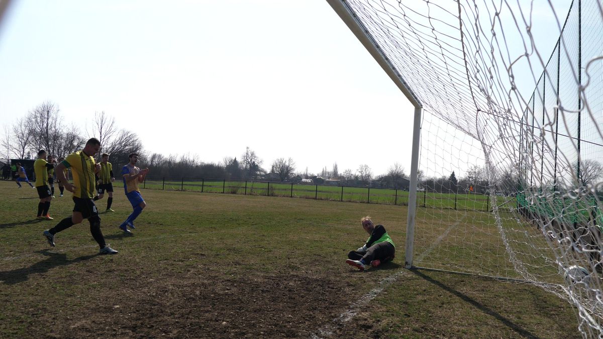 Reportaj savuros din fotbalul foarte mic, la Puchenii Mari - Cocorăștii Colț » „A fost porcu' gras, d-aia avem numai rotofei în echipă! Sunt campion mondial la pahare, țuica mea e vitamină curată”