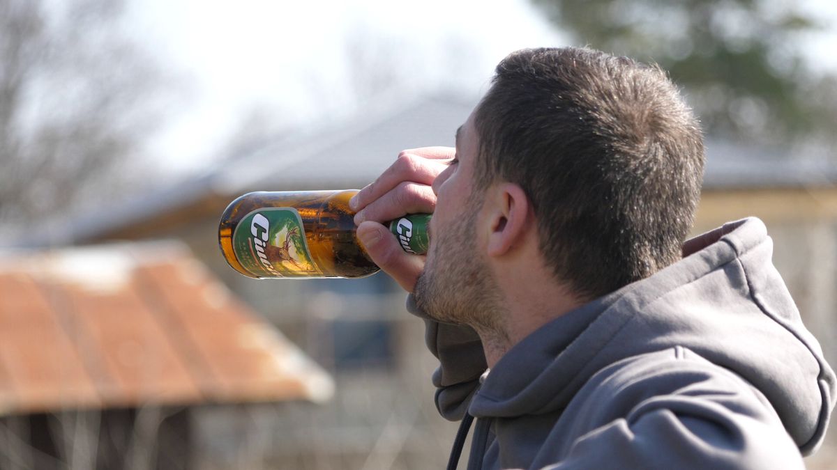 Reportaj savuros din fotbalul foarte mic, la Puchenii Mari - Cocorăștii Colț » „A fost porcu' gras, d-aia avem numai rotofei în echipă! Sunt campion mondial la pahare, țuica mea e vitamină curată”