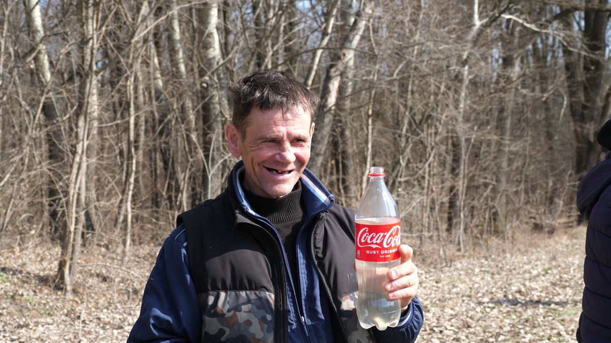 Reportaj savuros din fotbalul foarte mic, la Puchenii Mari - Cocorăștii Colț » „A fost porcu' gras, d-aia avem numai rotofei în echipă! Sunt campion mondial la pahare, țuica mea e vitamină curată”