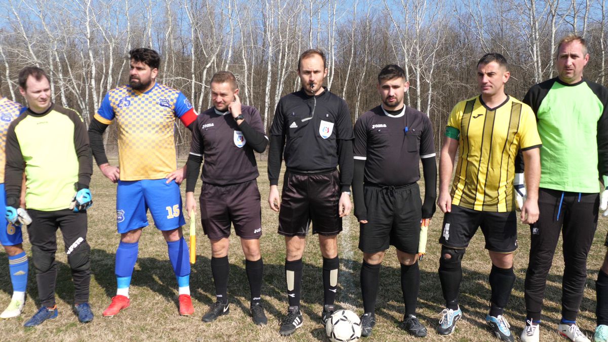 Reportaj savuros din fotbalul foarte mic, la Puchenii Mari - Cocorăștii Colț » „A fost porcu' gras, d-aia avem numai rotofei în echipă! Sunt campion mondial la pahare, țuica mea e vitamină curată”