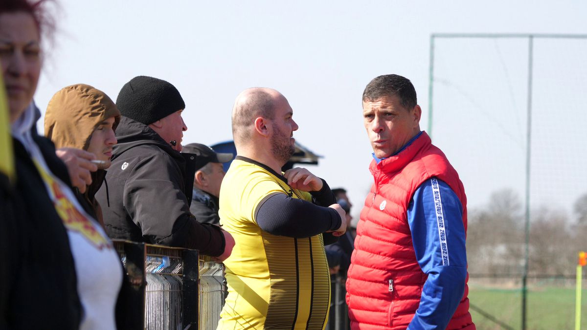 Reportaj savuros din fotbalul foarte mic, la Puchenii Mari - Cocorăștii Colț » „A fost porcu' gras, d-aia avem numai rotofei în echipă! Sunt campion mondial la pahare, țuica mea e vitamină curată”