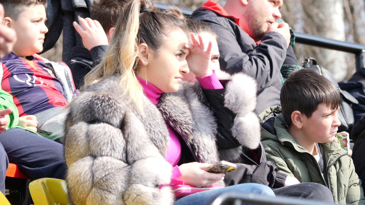 Reportaj savuros din fotbalul foarte mic, la Puchenii Mari - Cocorăștii Colț » „A fost porcu' gras, d-aia avem numai rotofei în echipă! Sunt campion mondial la pahare, țuica mea e vitamină curată”