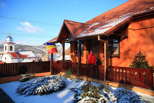 Florea Ispir, în fața casei sale din Seuca. 
Foto: Ionuț Iordache (GSP)
