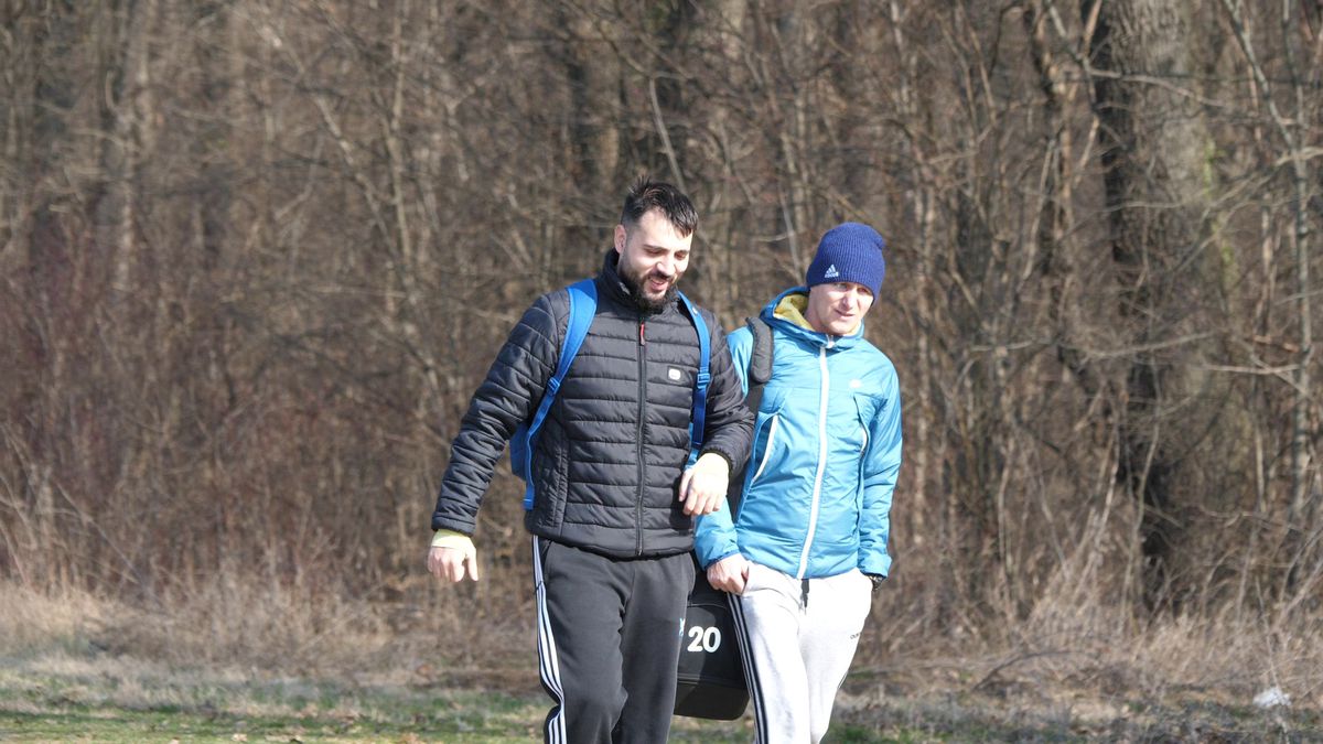 Reportaj savuros din fotbalul foarte mic, la Puchenii Mari - Cocorăștii Colț » „A fost porcu' gras, d-aia avem numai rotofei în echipă! Sunt campion mondial la pahare, țuica mea e vitamină curată”