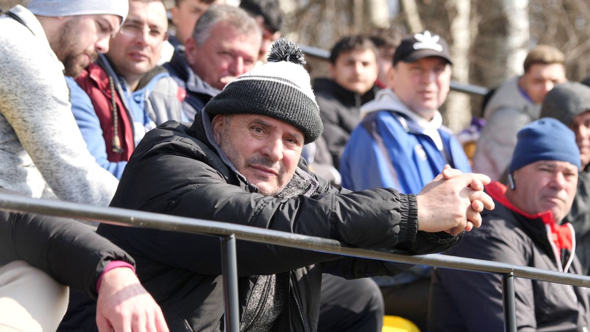 Reportaj savuros din fotbalul foarte mic, la Puchenii Mari - Cocorăștii Colț » „A fost porcu' gras, d-aia avem numai rotofei în echipă! Sunt campion mondial la pahare, țuica mea e vitamină curată”