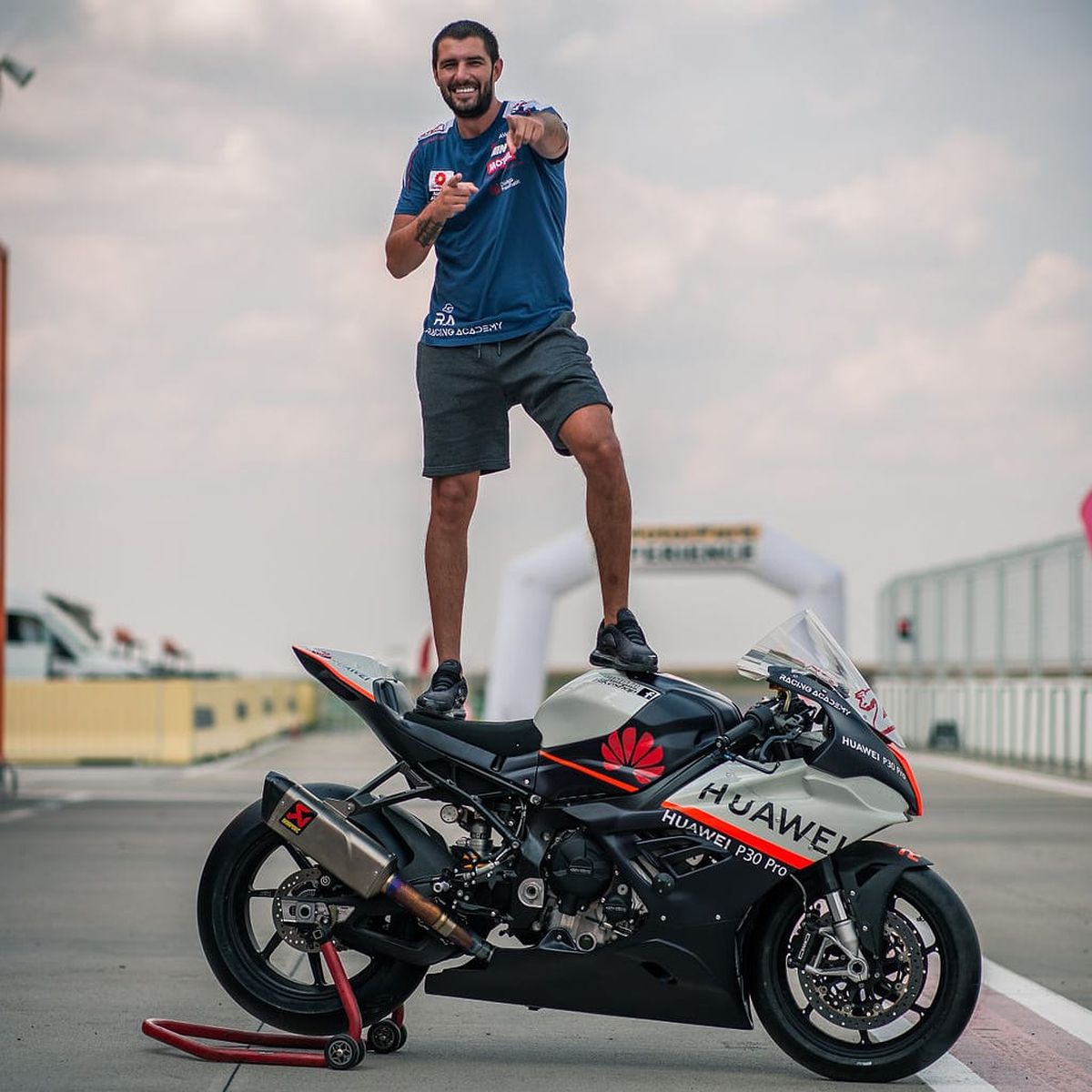 Cătălin Cazacu a înlocuit-o pe Ramona Olaru cu o colegă de la Antenă. Cine e noua iubită a campionului la motociclism