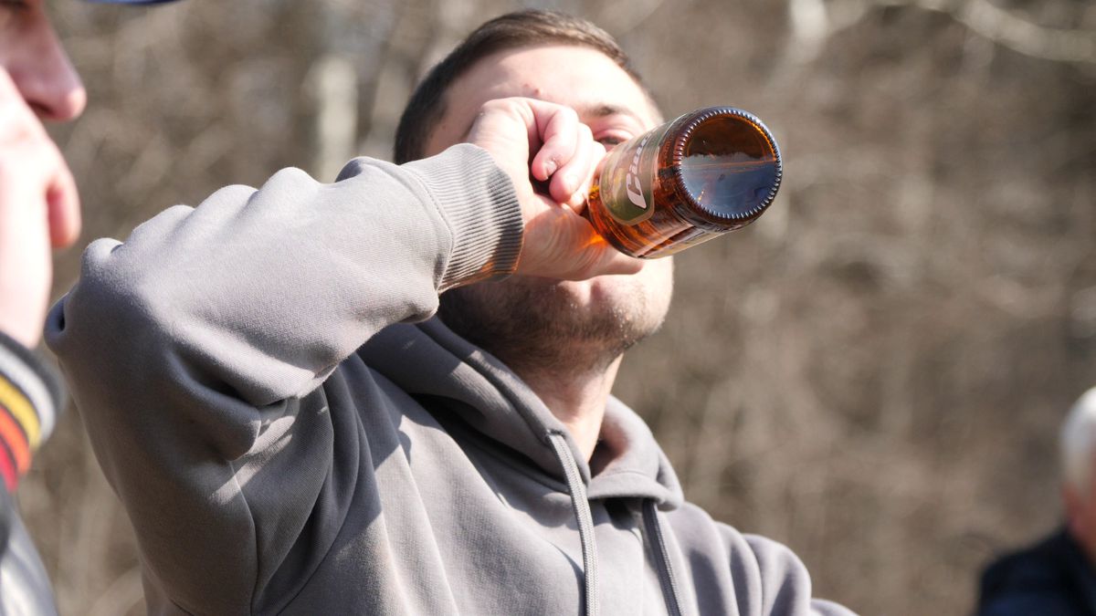 Reportaj savuros din fotbalul foarte mic, la Puchenii Mari - Cocorăștii Colț » „A fost porcu' gras, d-aia avem numai rotofei în echipă! Sunt campion mondial la pahare, țuica mea e vitamină curată”