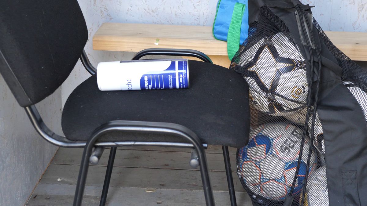 Reportaj savuros din fotbalul foarte mic, la Puchenii Mari - Cocorăștii Colț » „A fost porcu' gras, d-aia avem numai rotofei în echipă! Sunt campion mondial la pahare, țuica mea e vitamină curată”