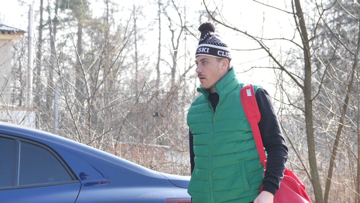 Reportaj savuros din fotbalul foarte mic, la Puchenii Mari - Cocorăștii Colț » „A fost porcu' gras, d-aia avem numai rotofei în echipă! Sunt campion mondial la pahare, țuica mea e vitamină curată”