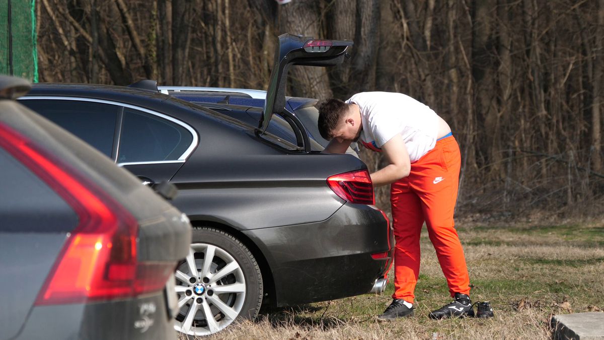 Reportaj savuros din fotbalul foarte mic, la Puchenii Mari - Cocorăștii Colț » „A fost porcu' gras, d-aia avem numai rotofei în echipă! Sunt campion mondial la pahare, țuica mea e vitamină curată”