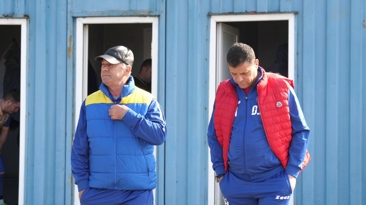 Reportaj savuros din fotbalul foarte mic, la Puchenii Mari - Cocorăștii Colț » „A fost porcu' gras, d-aia avem numai rotofei în echipă! Sunt campion mondial la pahare, țuica mea e vitamină curată”