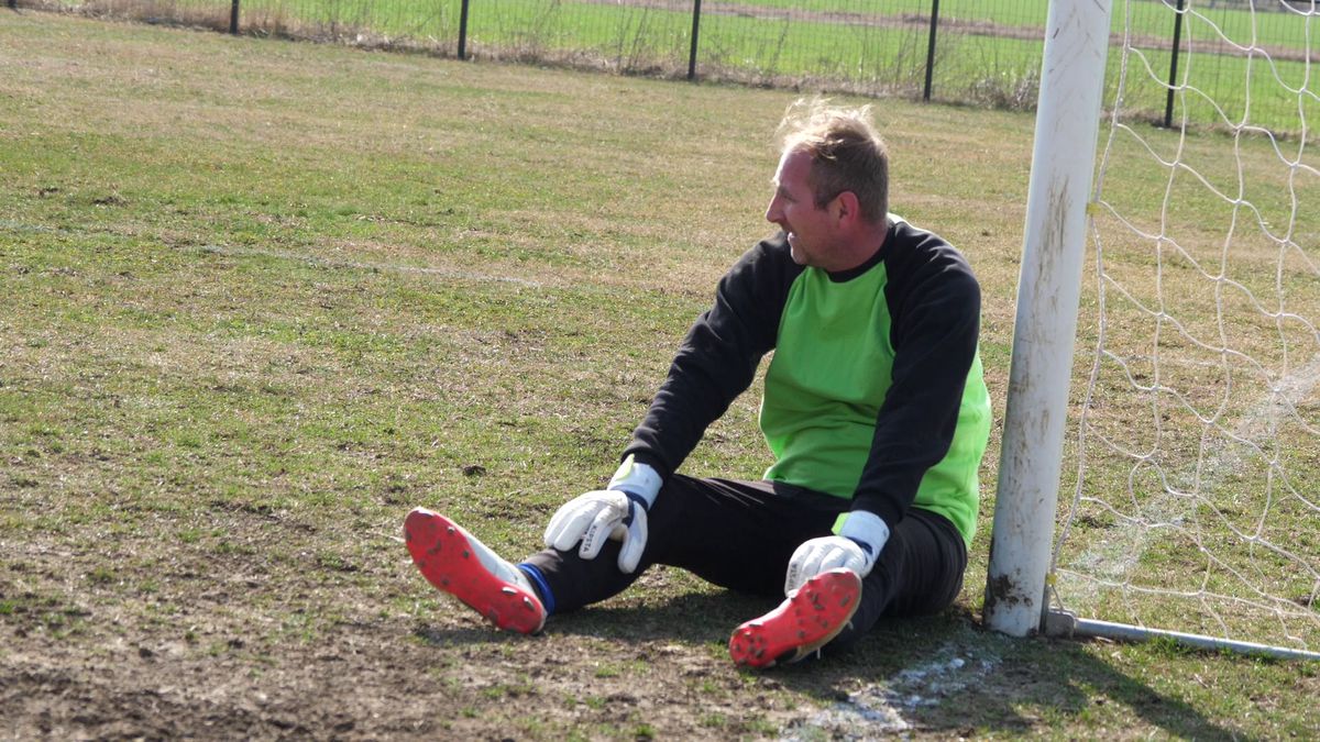 Reportaj savuros din fotbalul foarte mic, la Puchenii Mari - Cocorăștii Colț » „A fost porcu' gras, d-aia avem numai rotofei în echipă! Sunt campion mondial la pahare, țuica mea e vitamină curată”