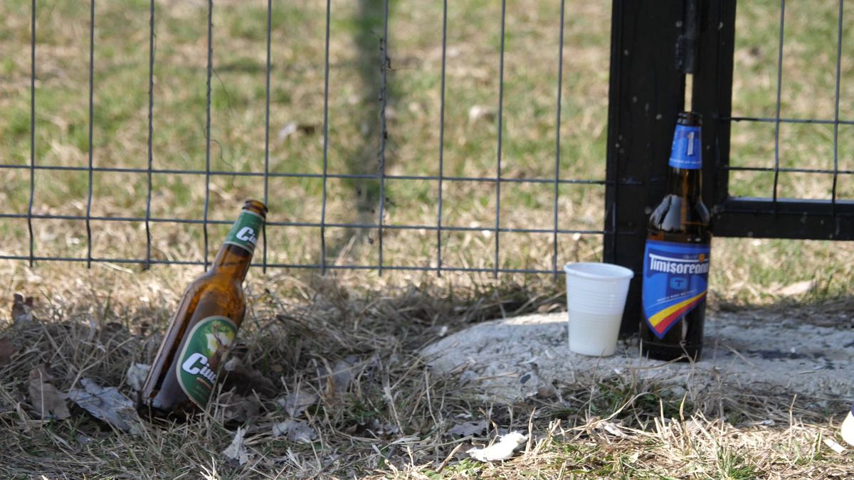 Reportaj savuros din fotbalul foarte mic, la Puchenii Mari - Cocorăștii Colț » „A fost porcu' gras, d-aia avem numai rotofei în echipă! Sunt campion mondial la pahare, țuica mea e vitamină curată”