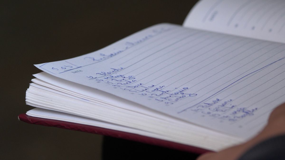 Reportaj savuros din fotbalul foarte mic, la Puchenii Mari - Cocorăștii Colț » „A fost porcu' gras, d-aia avem numai rotofei în echipă! Sunt campion mondial la pahare, țuica mea e vitamină curată”