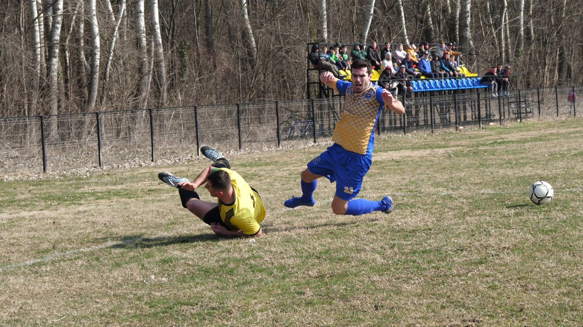 Reportaj savuros din fotbalul foarte mic, la Puchenii Mari - Cocorăștii Colț » „A fost porcu' gras, d-aia avem numai rotofei în echipă! Sunt campion mondial la pahare, țuica mea e vitamină curată”