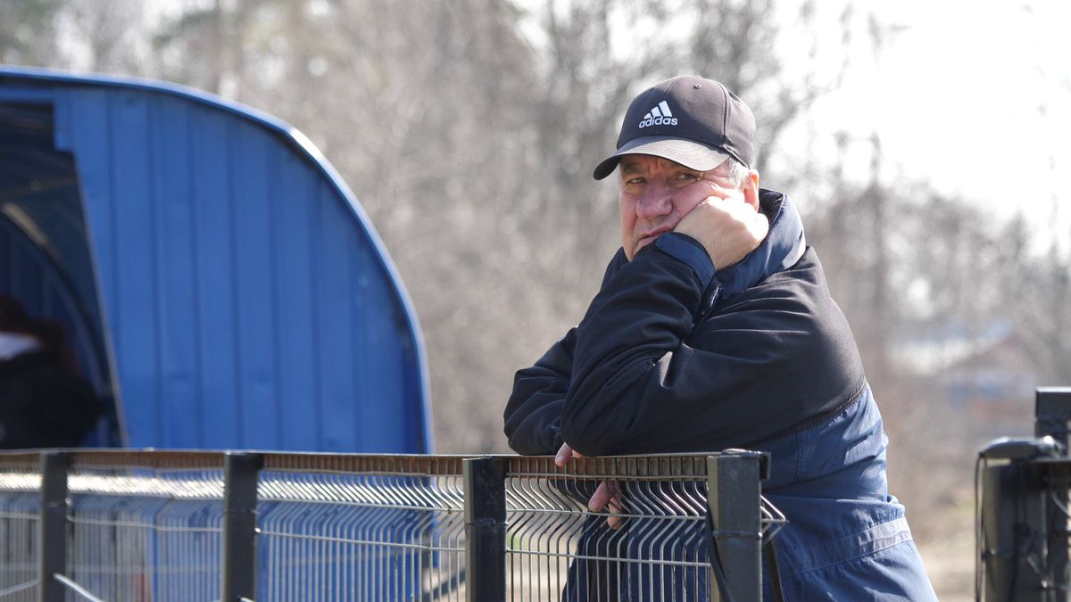 Reportaj savuros din fotbalul foarte mic, la Puchenii Mari - Cocorăștii Colț » „A fost porcu' gras, d-aia avem numai rotofei în echipă! Sunt campion mondial la pahare, țuica mea e vitamină curată”