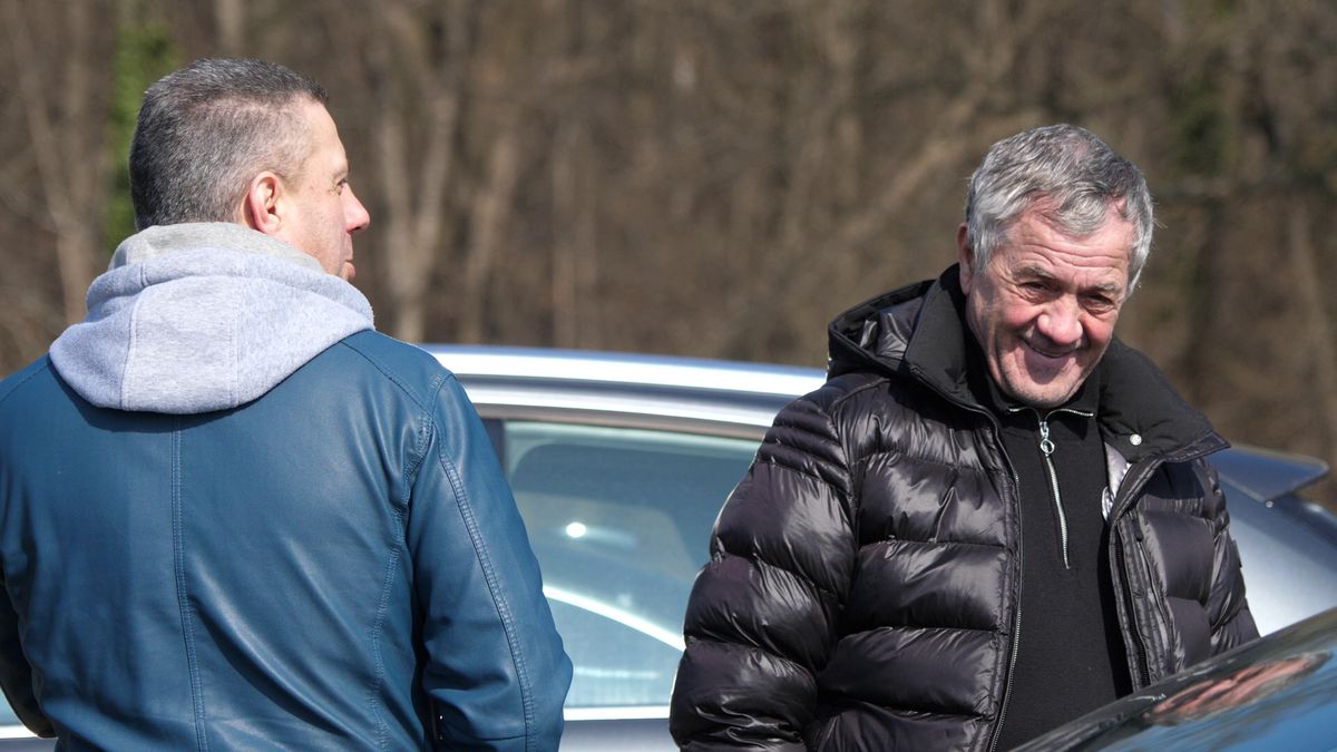 Reportaj savuros din fotbalul foarte mic, la Puchenii Mari - Cocorăștii Colț » „A fost porcu' gras, d-aia avem numai rotofei în echipă! Sunt campion mondial la pahare, țuica mea e vitamină curată”