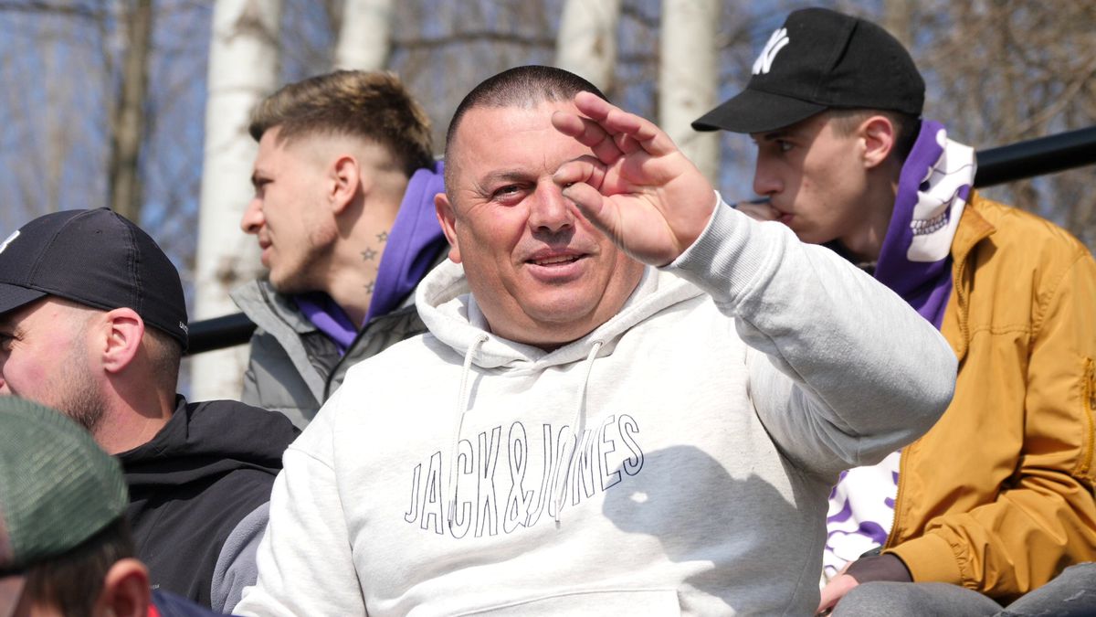 Reportaj savuros din fotbalul foarte mic, la Puchenii Mari - Cocorăștii Colț » „A fost porcu' gras, d-aia avem numai rotofei în echipă! Sunt campion mondial la pahare, țuica mea e vitamină curată”