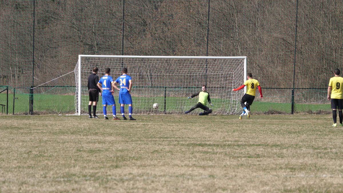 Reportaj savuros din fotbalul foarte mic, la Puchenii Mari - Cocorăștii Colț » „A fost porcu' gras, d-aia avem numai rotofei în echipă! Sunt campion mondial la pahare, țuica mea e vitamină curată”