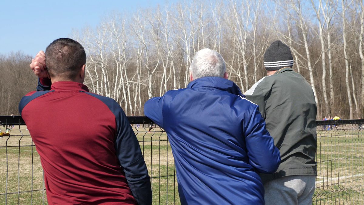 Reportaj savuros din fotbalul foarte mic, la Puchenii Mari - Cocorăștii Colț » „A fost porcu' gras, d-aia avem numai rotofei în echipă! Sunt campion mondial la pahare, țuica mea e vitamină curată”