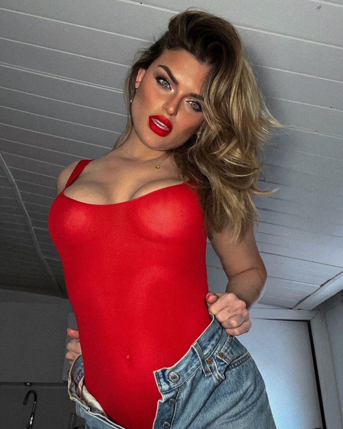 „Am plecat plângând, fotbaliștii sunt proști și aroganți” » Într-o furtună de scandaluri, un model din Barcelona a povestit ce a pățit la o petrecere privată