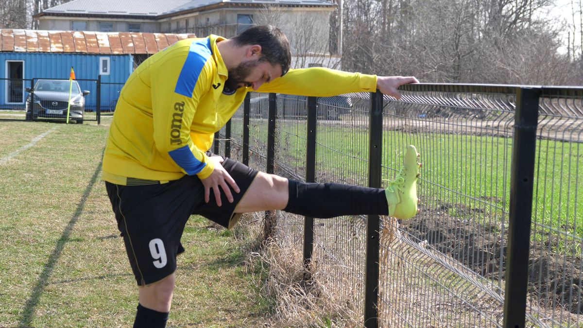 Reportaj savuros din fotbalul foarte mic, la Puchenii Mari - Cocorăștii Colț » „A fost porcu' gras, d-aia avem numai rotofei în echipă! Sunt campion mondial la pahare, țuica mea e vitamină curată”