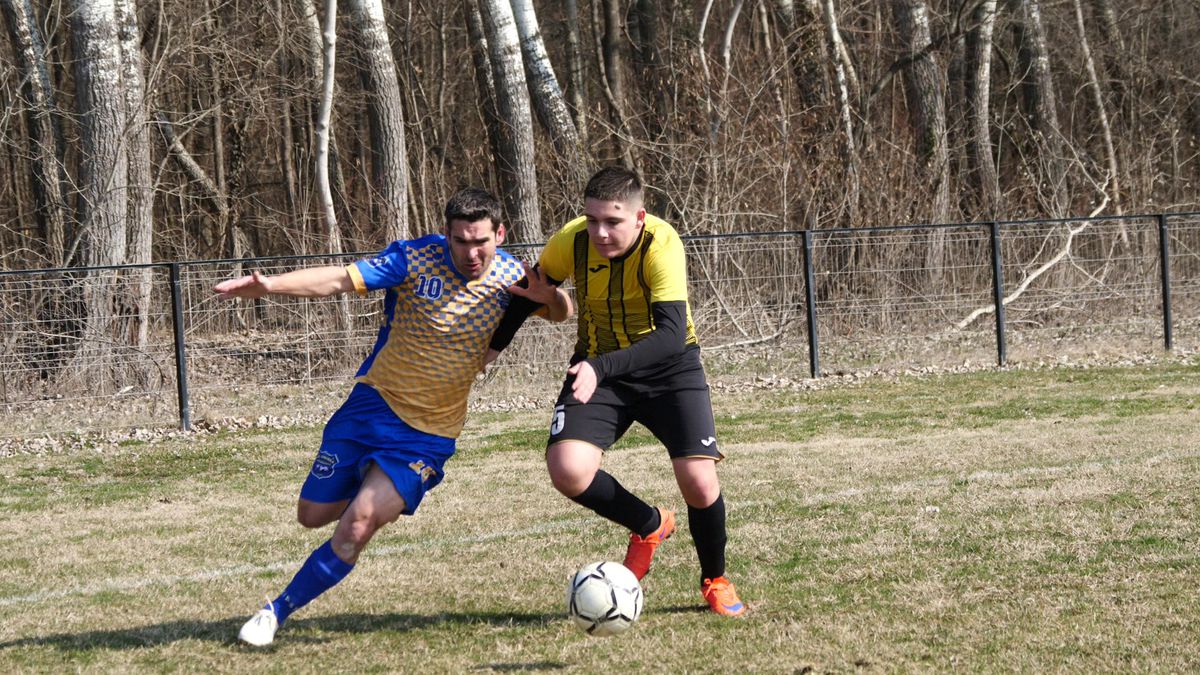 Reportaj savuros din fotbalul foarte mic, la Puchenii Mari - Cocorăștii Colț » „A fost porcu' gras, d-aia avem numai rotofei în echipă! Sunt campion mondial la pahare, țuica mea e vitamină curată”