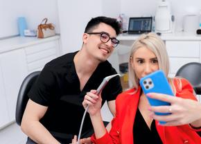 De la terenul de joc la cabinetul stomatologic - cum aleg sportivii și oamenii activi cele mai bune soluții pentru implanturi și aparate dentare