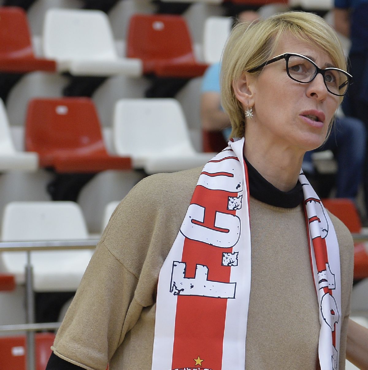 Fosta campioană europeană a României, pe lista AUR la europarlamentare » Campanie cu lacrimi lângă tribuna-fantomă de 5 milioane € din București