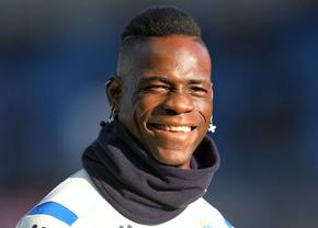 Balotelli a comis-o din nou! Italianul a dat foc ghetelor unui coleg după ce a aruncat cu petarde în vestiar