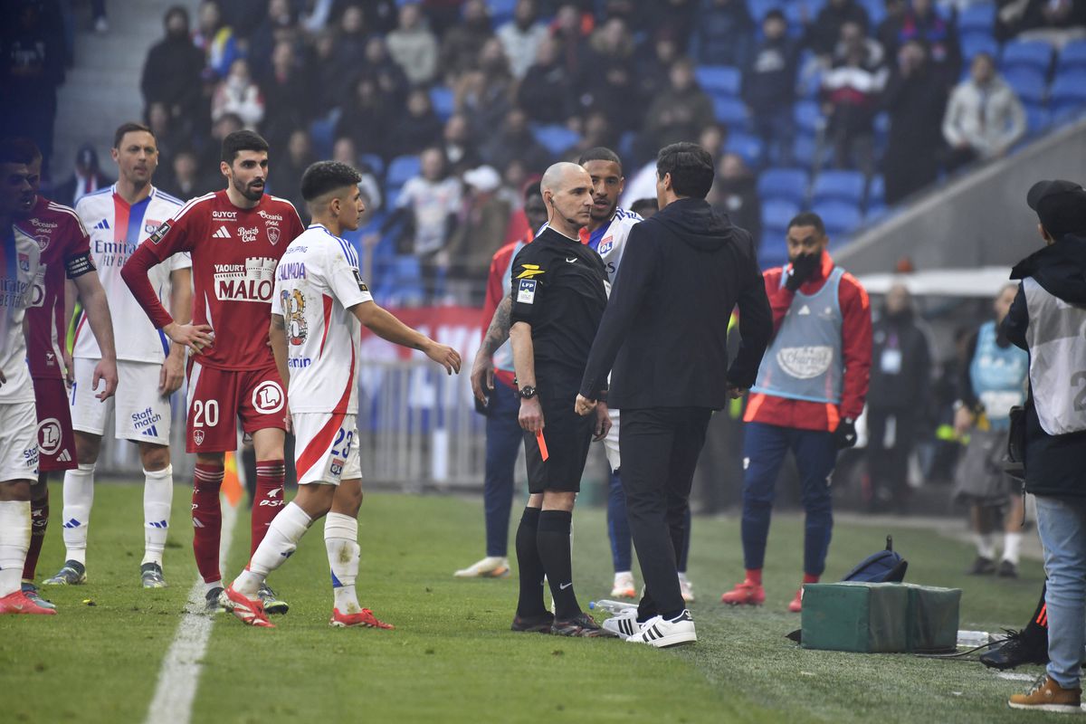 Scene reprobabile în meciul lui Lyon din Ligue 1 » Antrenorul Fonseca a sărit la arbitru: l-a lovit și a văzut „roșu”