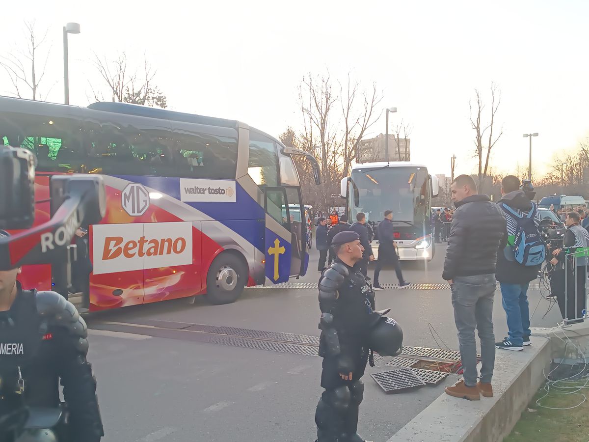 FCSB - Lyon, sosirea celor două formații