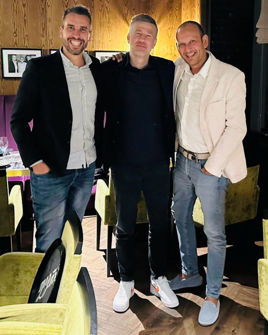 Istvan Bognar (dreapta) împreună cu Edi Iordănescu: agentul are o relație apropiată și cu tatăl selecționerului de la Euro 2024, „Generalul” Puiu Iordănescu. Foto: arhiva personală Impresar francez din Lyon: „El e marele pericol pentru FCSB. Nu Lacazette!” + Comparație între patronii John Textor și Gigi Becali: „Cea mai furtunoasă apariție”